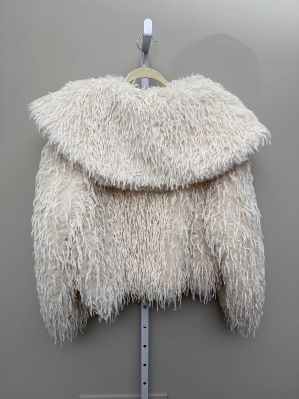 Alice K Cropped Fur Coat - Picture 6 of 7